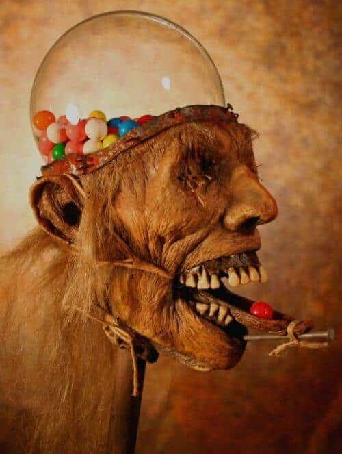 Cabeza de zombie convertida en maquina de chicles