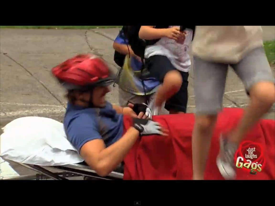 Niños usan de trampolín a enfermo en camilla 1 Niños usan de trampolín a enfermo en camilla 2