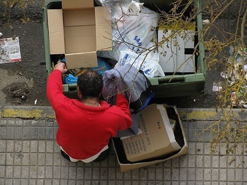 Tengo que buscar en la basura para llegar a fin de mes 3