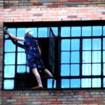Anciana limpiando ventanas a decenas de metros de altura 3