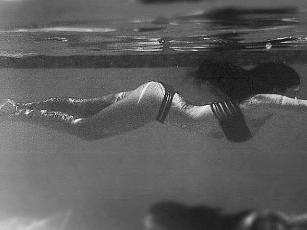 Kim Kardashian mostró sus curvas bajo el agua 5