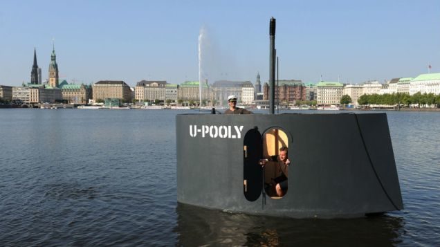 Bromistas causan alerta en Hamburgo con una réplica a pedales de la torreta de un submarino 3