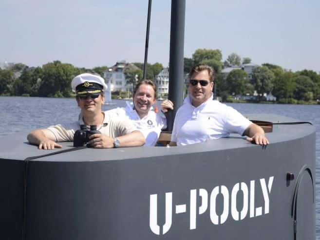 Bromistas causan alerta en Hamburgo con una réplica a pedales de la torreta de un submarino 4