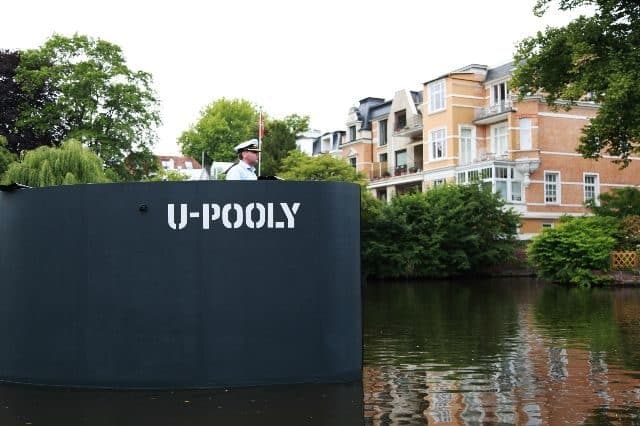 Bromistas causan alerta en Hamburgo con una réplica a pedales de la torreta de un submarino 8