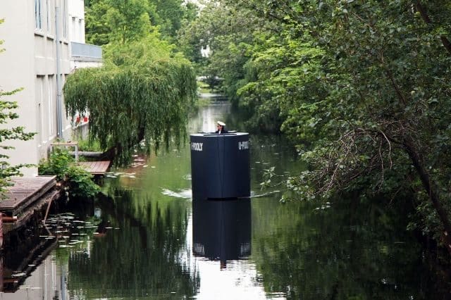 Bromistas causan alerta en Hamburgo con una réplica a pedales de la torreta de un submarino 6