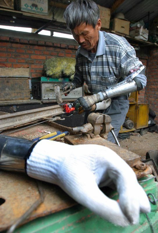Pescador chino se fabrica sus propias manos biónicas tras perder las suyas en una explosión 4