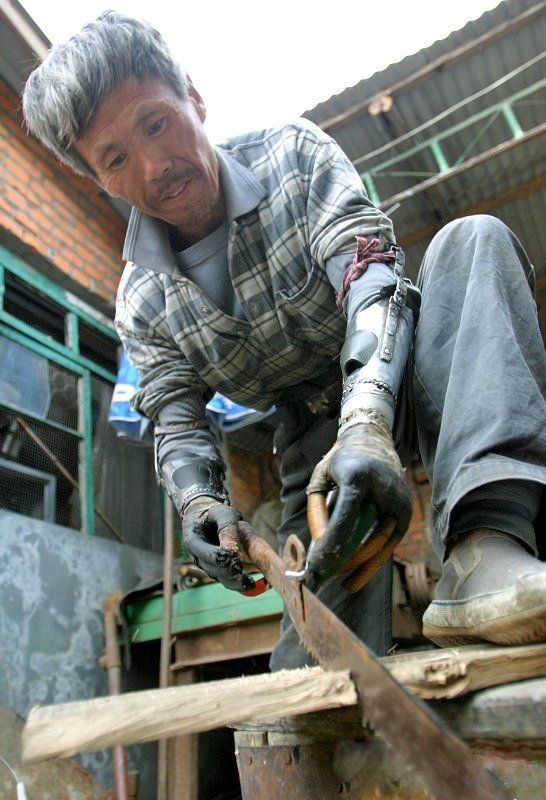 Pescador chino se fabrica sus propias manos biónicas tras perder las suyas en una explosión 5