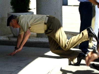 El rey Juan Carlos se cae de morros en la sede del Estado Mayor de la Defensa 1 El rey Juan Carlos se cae de morros en la sede del Estado Mayor de la Defensa 2