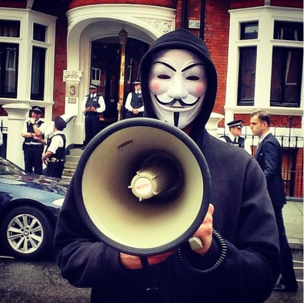 Anonymous protesta frente a la Embajada ecuatoriana en Londres, piden la liberación de Assange