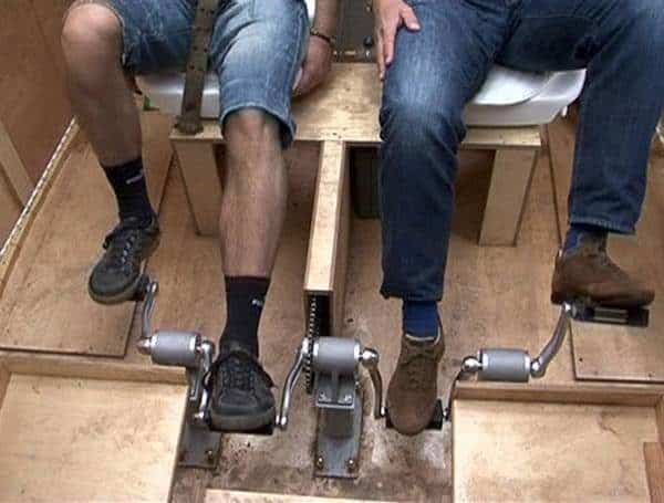 Bromistas causan alerta en Hamburgo con una réplica a pedales de la torreta de un submarino 7