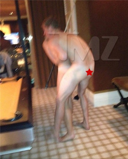 Las fotos del Príncipe Enrique de Inglaterra desnudo tras una fiesta loca en Las Vegas 3 Las fotos del Príncipe Enrique de Inglaterra desnudo tras una fiesta loca en Las Vegas 4