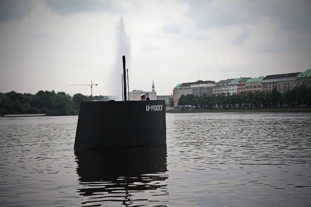 Bromistas causan alerta en Hamburgo con una réplica a pedales de la torreta de un submarino 5
