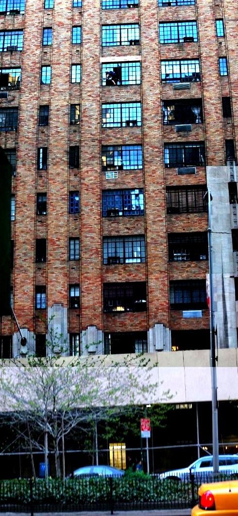 Anciana limpiando ventanas a decenas de metros de altura 3