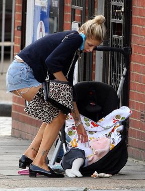 La perlita de una celebridad británica: se le cayó el bebé, ¡y siguió hablando por teléfono! 6