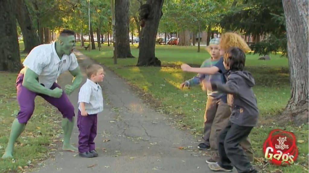 Niño se transforma en el increíble Hulk 1