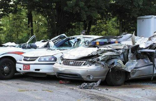 se-venga-de-la-policia-destrozando-7-coches-patrulla-1