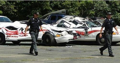 se-venga-de-la-policia-destrozando-7-coches-patrulla-4