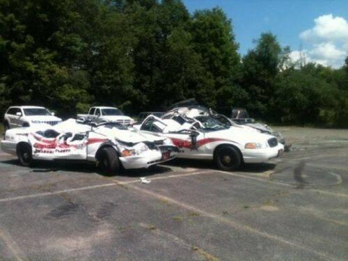 se-venga-de-la-policia-destrozando-7-coches-patrulla-9