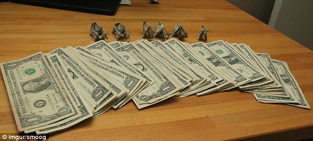 Conductor paga multa con 137 billetes en forma de cerdo