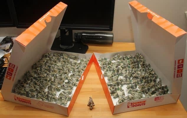 Conductor paga multa con 137 billetes en forma de cerdo