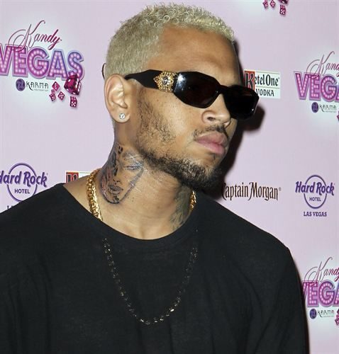 noticias Chris Brown se tatúa "una mujer golpeada" y niega que se trate de Rihanna