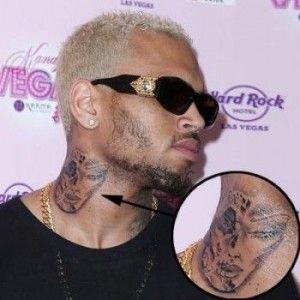 noticias Chris Brown se tatúa "una mujer golpeada" y niega que se trate de Rihanna