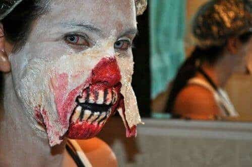 Excelente disfraz zombie para Halloween