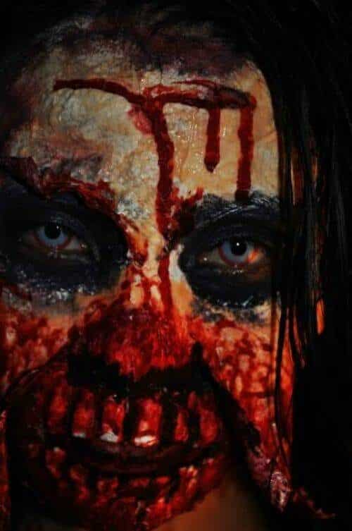 Excelente disfraz zombie para Halloween