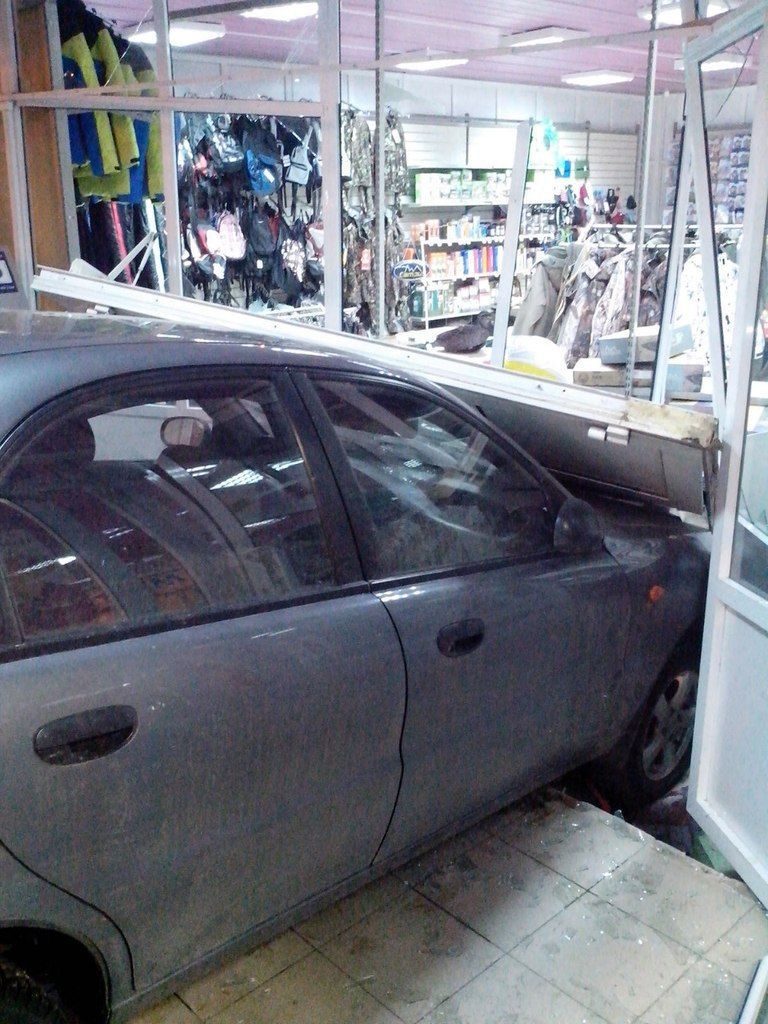 Coche mal aparcado entra dentro de una tienda 1