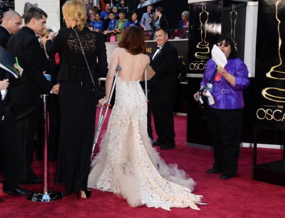noticiascuriosas El mal momento de Kristen Stewart sola y con muletas en los Oscar