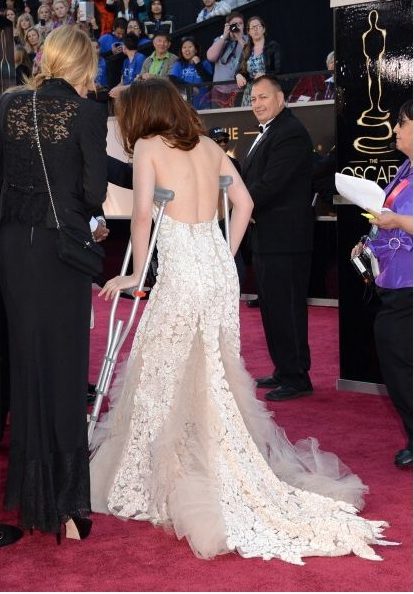 noticiascuriosas El mal momento de Kristen Stewart sola y con muletas en los Oscar