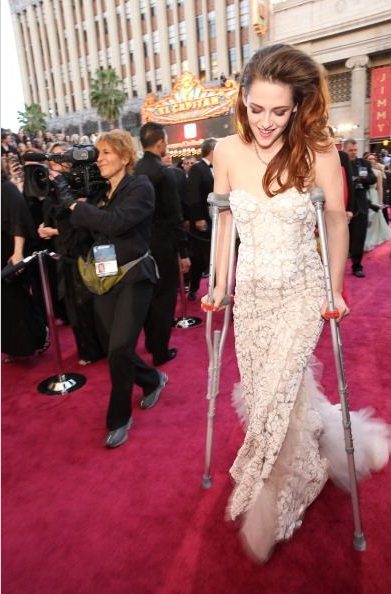 noticiascuriosas El mal momento de Kristen Stewart sola y con muletas en los Oscar