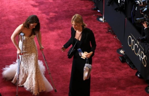 noticiascuriosas El mal momento de Kristen Stewart sola y con muletas en los Oscar