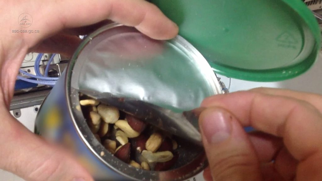 #Video Una lata de frutos secos en el espacio 1