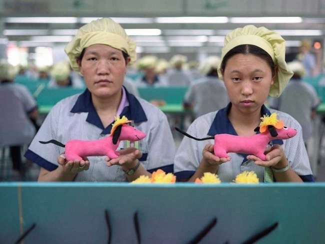 Asi se fabrican los juguetes en una fabrica China 23