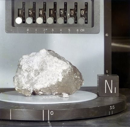 Сientíficos descubren moléculas de agua en la Luna 2 Сientíficos descubren moléculas de agua en la Luna 3