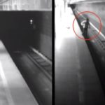 #Video Mujer cae a las vías del metro y sobrevive al paso de dos trenes 6