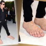 Jim Carrey luciendo sus pies gigantes en los Oscar 8