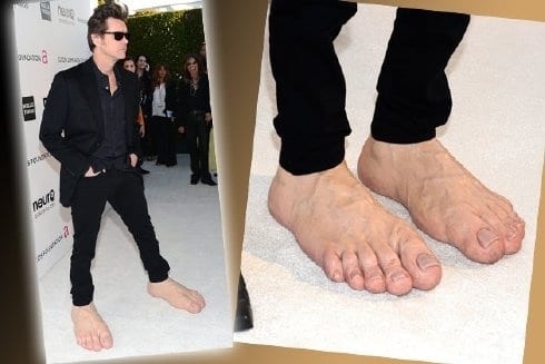 Jim Carrey luciendo sus pies gigantes en los Oscar Jim Carrey luciendo sus pies gigantes en los Oscar 1