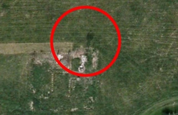 Encontró un fantasma de traje en Google Earth 1 Encontró un fantasma de traje en Google Earth 2