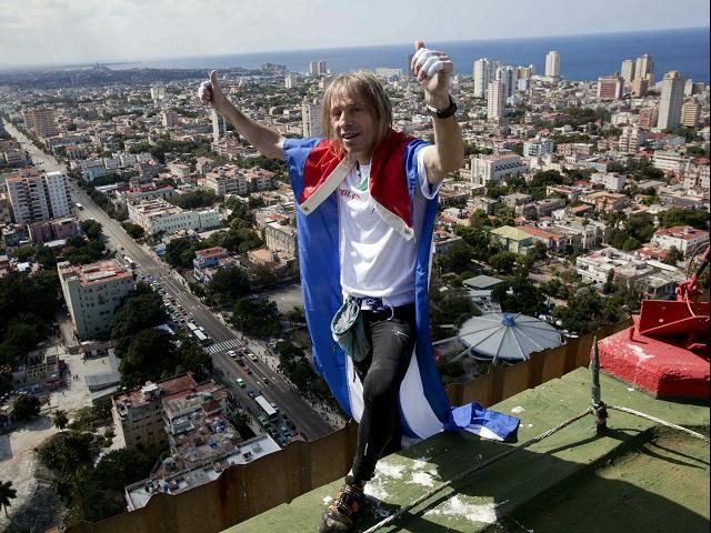 Noticias Curiosas - Alain Robert ´el hombre araña´ francés escaló edificio en Cuba