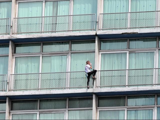 Noticias Curiosas - Alain Robert ´el hombre araña´ francés escaló edificio en Cuba