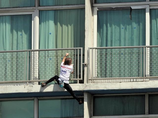 Noticias Curiosas - Alain Robert ´el hombre araña´ francés escaló edificio en Cuba