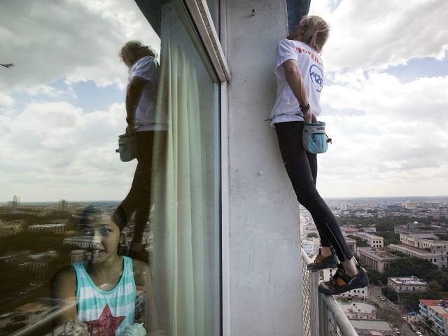 Noticias Curiosas - Alain Robert ´el hombre araña´ francés escaló edificio en Cuba