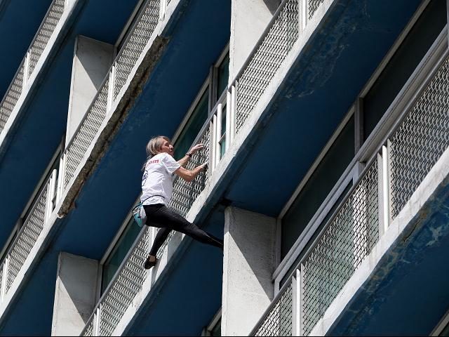 Noticias Curiosas - Alain Robert ´el hombre araña´ francés escaló edificio en Cuba