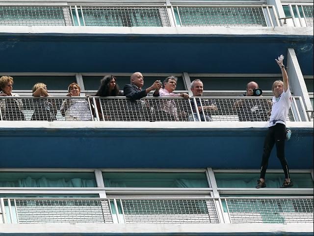 Noticias Curiosas - Alain Robert ´el hombre araña´ francés escaló edificio en Cuba