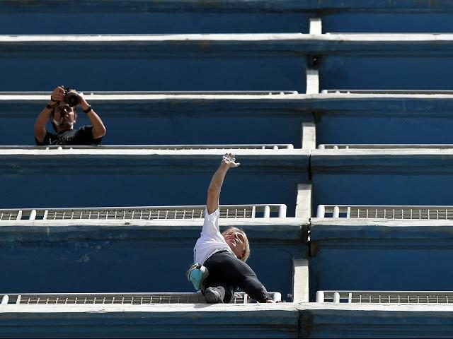 Noticias Curiosas - Alain Robert ´el hombre araña´ francés escaló edificio en Cuba