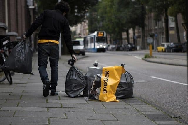 Una bolsa semitransparente para dar una segunda oportunidad a lo que tiramos a la basura