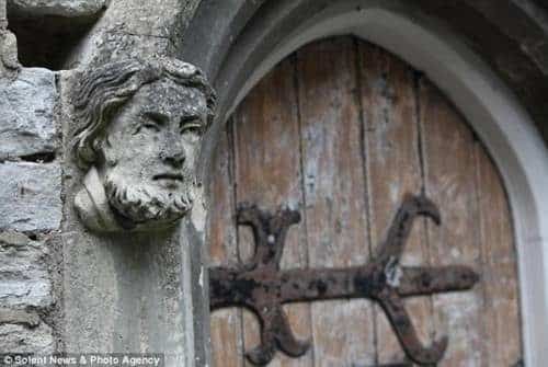 Noticias Curiosas - Familia vive en un cementerio