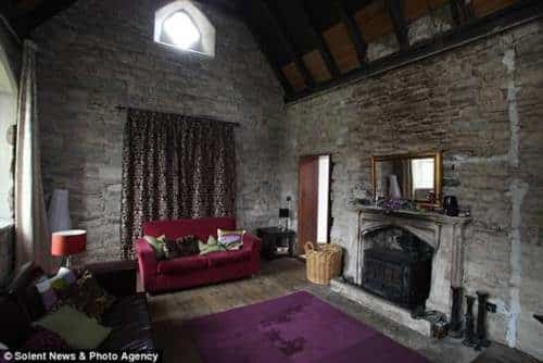 Noticias Curiosas - Familia vive en un cementerio